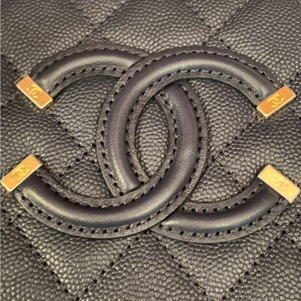 Chanel Caviar CC Filigree Vanity Case - Picture 6 of 11